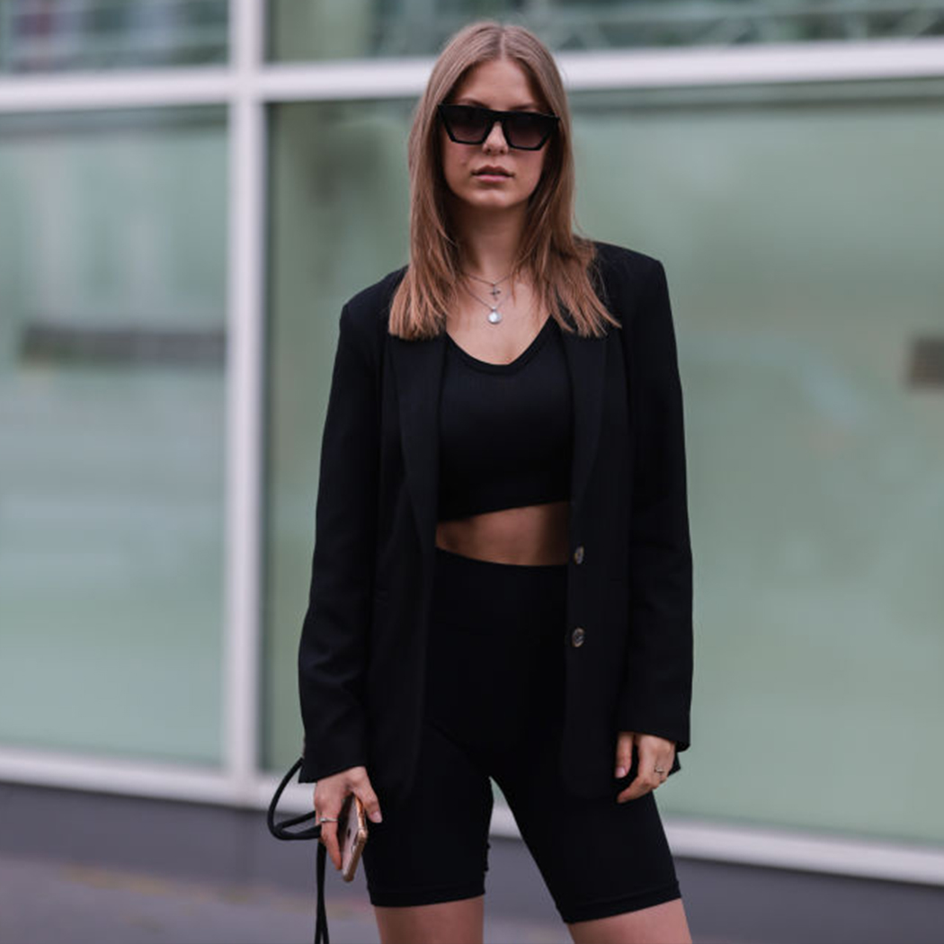 Komplety królują w stylu streetwear - zobacz jak łączyć modne topy, t-shirty, biker shorts i dresy